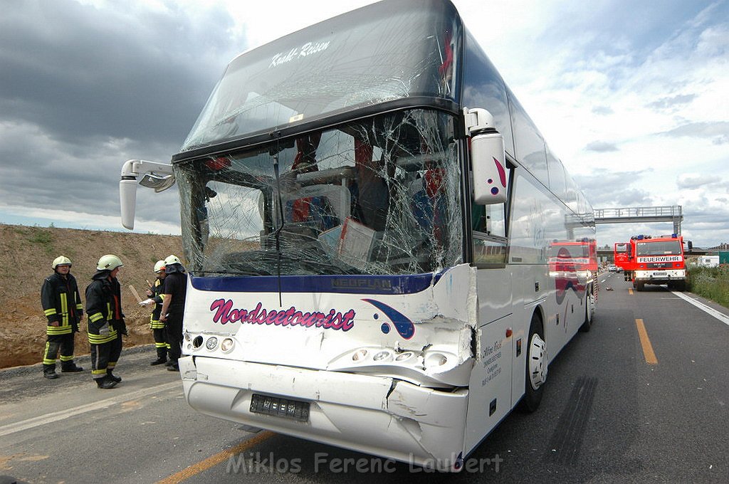 VU Auffahrunfall Reisebus auf LKW A 1 Rich Saarbruecken P24.jpg